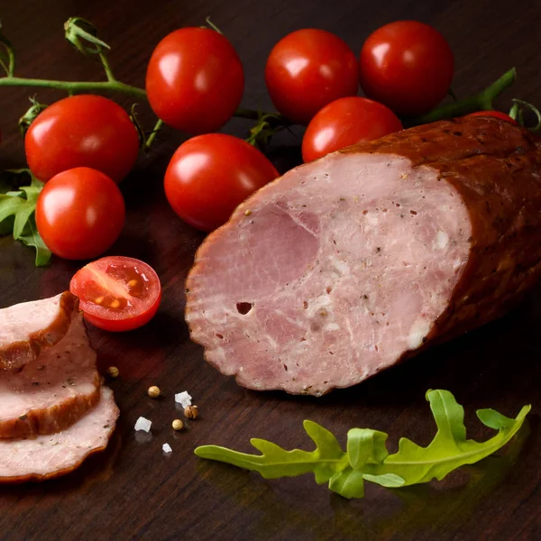 Smoked sausage with vegetables: cherry tomatoes and lamb's lettuce — Stock Photo, Image