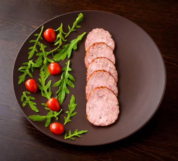 Smoked sausage with vegetables: cherry tomatoes and lamb's lettuce — Stock Photo, Image