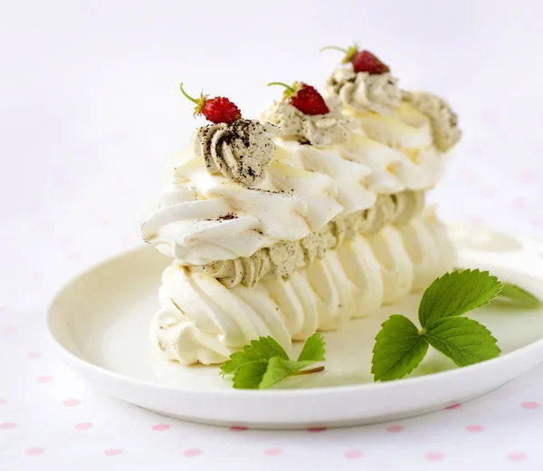 Gâteau meringue aux baies fraîches sur fond blanc — Photo