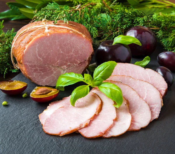 Smoked ham with plums and herbs — Stock Photo, Image
