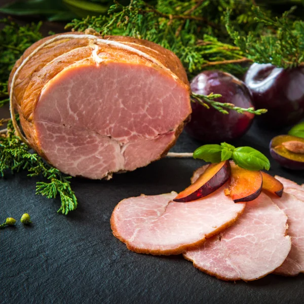 Smoked ham with plums and herbs — Stock Photo, Image