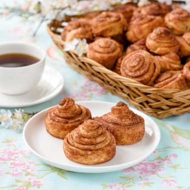 Ev yapımı tarçınlı çörek kek bir tablo
