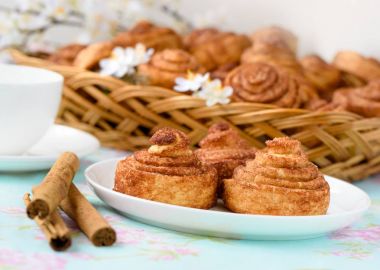 Ev yapımı tarçınlı çörek kek bir tablo