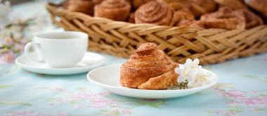 Ev yapımı tarçınlı çörek kek bir tablo