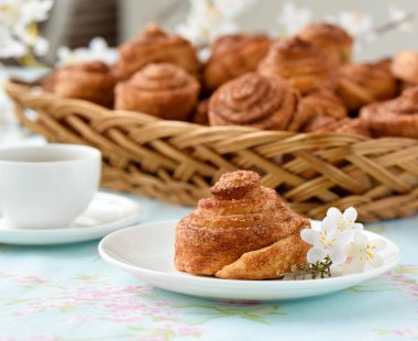 Ev yapımı tarçınlı çörek kek bir tablo