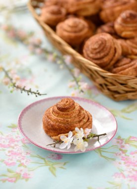Ev yapımı tarçınlı çörek kek bir tablo