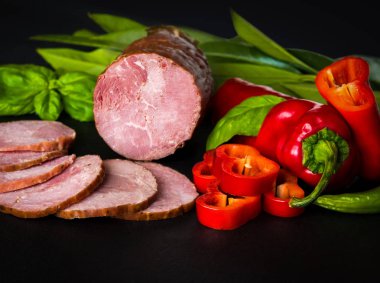 Tütsülenmiş sosis, jambon kırmızı ve yeşil biber ile