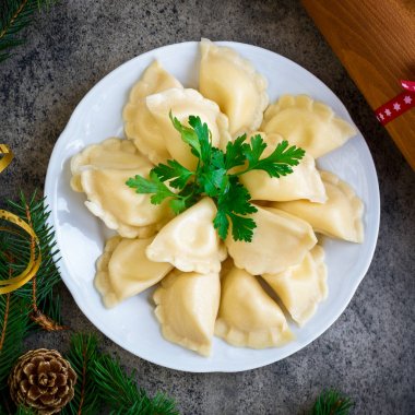 Noel köfte beyaz tabakta dekorasyonu ile. Üstten Görünüm.