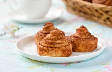 Ev yapımı tarçınlı çörek kek bir tablo