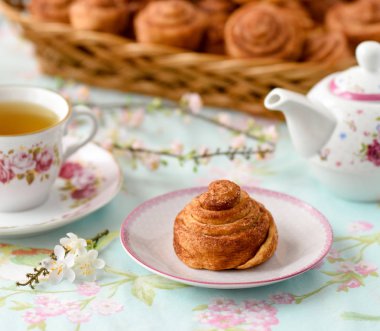 Ev yapımı tarçınlı çörek kek bir tablo