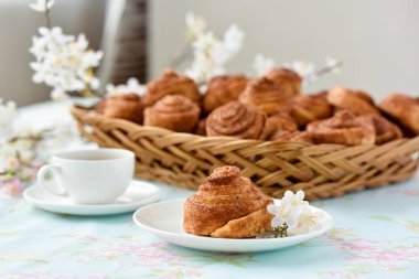 Ev yapımı tarçınlı çörek kek bir tablo