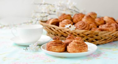Ev yapımı tarçınlı çörek kek bir tablo
