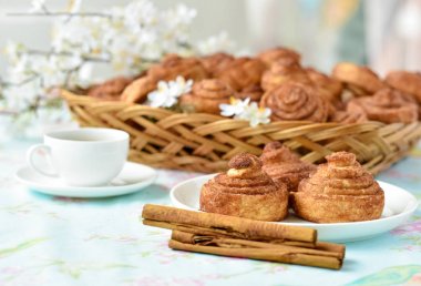 Ev yapımı tarçınlı çörek kek bir tablo