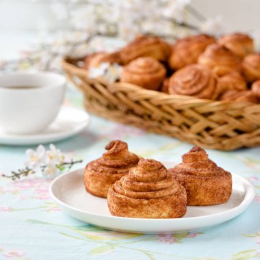 Ev yapımı tarçınlı çörek kek bir tablo