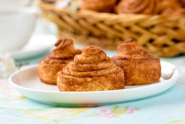 Ev yapımı tarçınlı çörek kek bir tablo