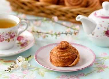 Ev yapımı tarçınlı çörek kek bir tablo
