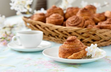 Ev yapımı tarçınlı çörek kek bir tablo