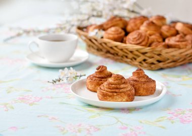 Ev yapımı tarçınlı çörek kek bir tablo