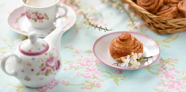 Gâteaux Cannelle Faits Maison Sur Une Table — Photo