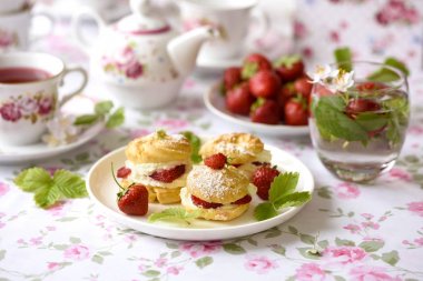 Çilek bir tablo ile krem puf kek