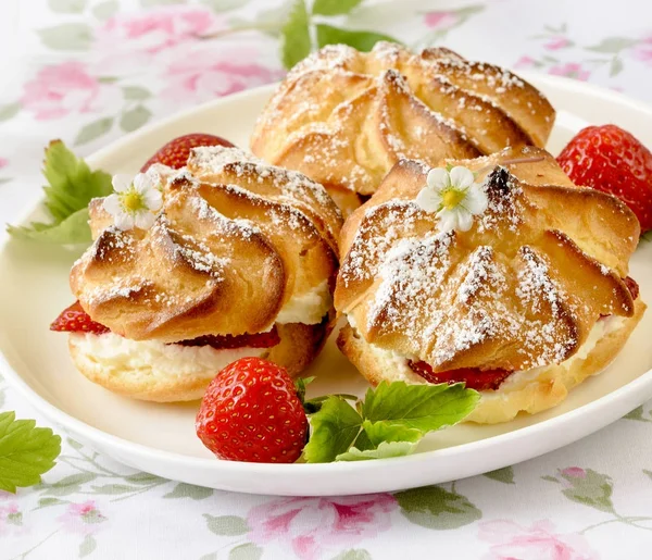 Cream Puff Cakes Berries Table — Stock Photo, Image