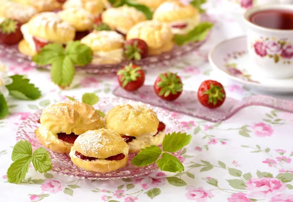 Cream Puff Cakes Berries Table — Stock Photo, Image