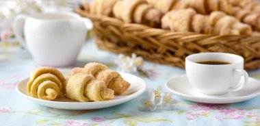 Bahar çiçekleri ile bir tabloda birçok ay çöreği