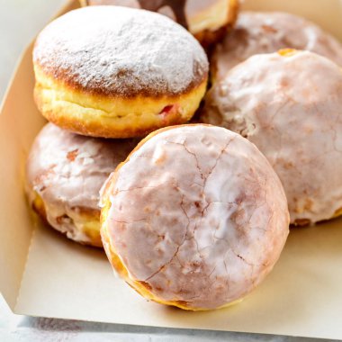 Bir beyaz kağıt kutu içinde birçok çörek 