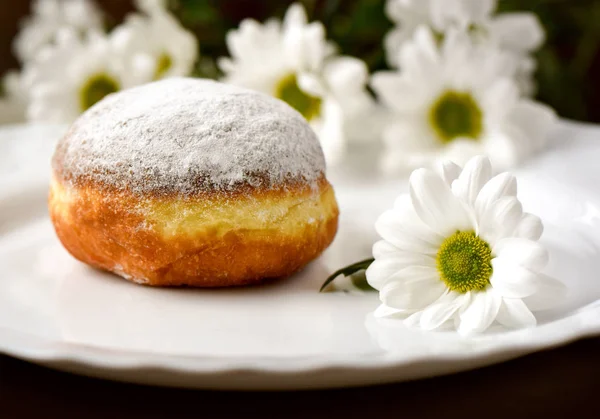 Donuts Caseros Con Flores Una Mesa Blanca — Foto de Stock