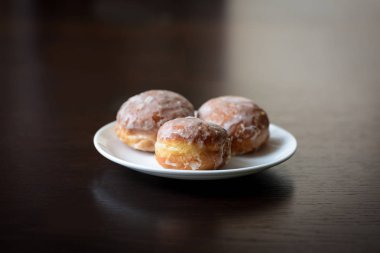 Ev yapımı çörek karanlık bir tablo üzerinde bir plaka üzerinde 