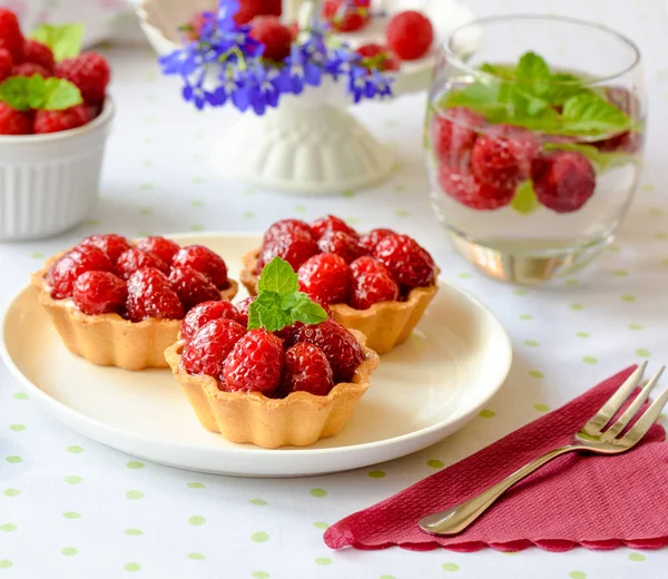 Mini Torten Mit Himbeeren — Stockfoto