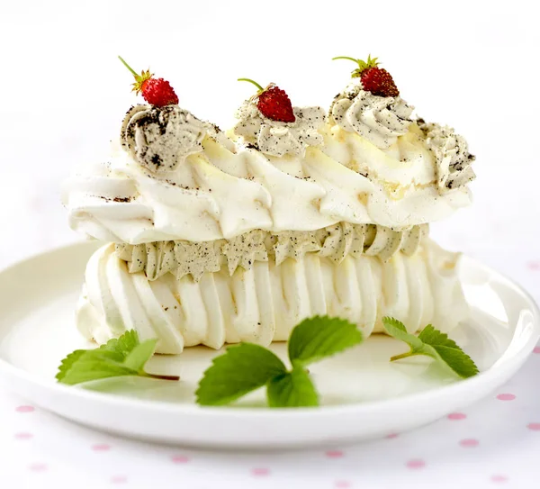 Baiser Kuchen Mit Frischen Beeren Auf Weißem Hintergrund — Stockfoto