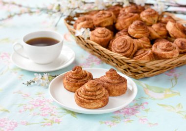Ev yapımı tarçınlı çörek kek bir tablo