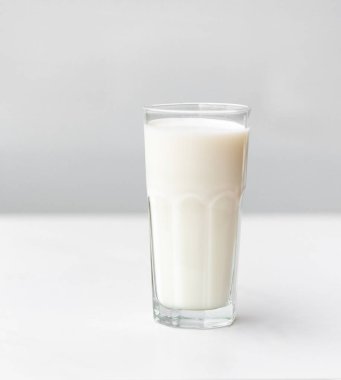 Beyaz mermer bir masada bir bardak süt.