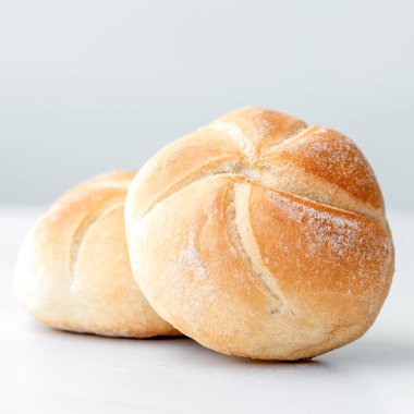Bir kaç taze ekmek rulosu.