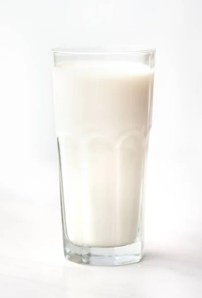 Mjölkglas Ett Bord Vit Marmor — Stockfoto