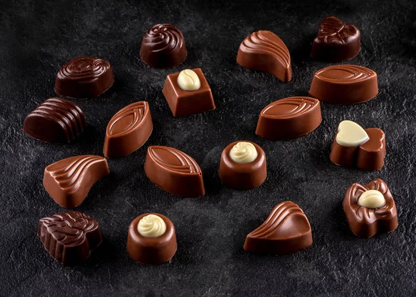 Pralinés Chocolate Sobre Fundo Escuro — Fotografia de Stock
