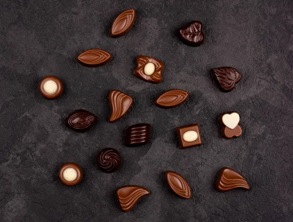 Pralines Chocolat Sur Fond Sombre — Photo
