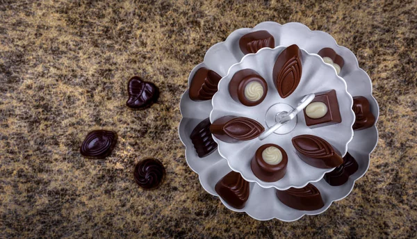 Pralinés Chocolate Sobre Fundo Dourado — Fotografia de Stock
