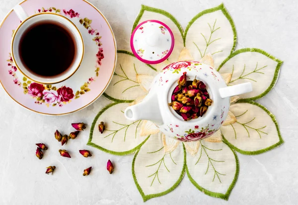 Draufsicht Auf Eine Tasse Tee Mit Getrockneten Rosen — Stockfoto