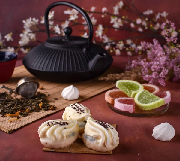 Tetera China Janesa Con Tazas Pasteles Flores Sobre Fondo Rojo —  Fotos de Stock