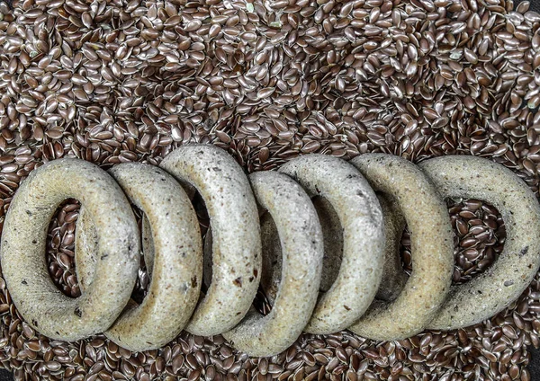 Yedi Taze Tahıl Keten Kurutma Makinesi Keten Tohumlarının Üzerinde Yatıyor — Stok fotoğraf