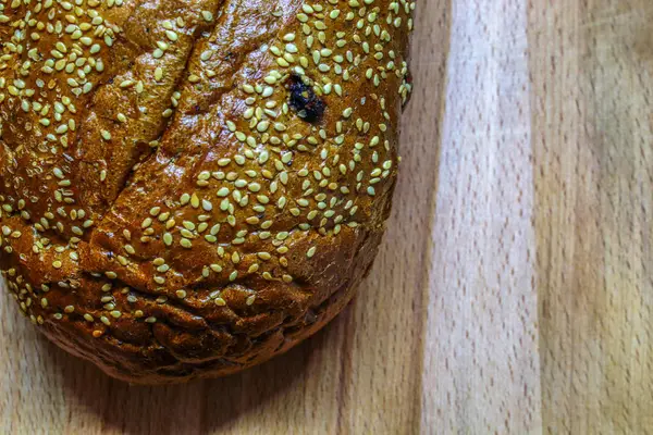 Uma Tábua Madeira Encontra Pão Preto Fresco Com Sementes Gergelim — Fotografia de Stock