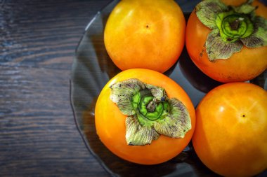 Ortadaki yatay fotoğraf cam bir tabakta taze sulu bir hurma ağacını gösteriyor.
