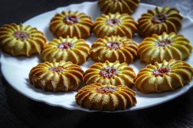 Beyaz bir tabakta çay için reçelli taze tatlı bisküviler. Yukarıdan görünüşü