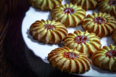 Reçelli taze şekerli kurabiyelerin üst görünümü, beyaz arkaplan