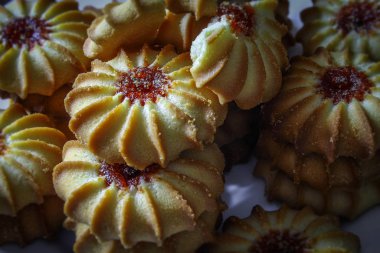 Beyaz tabakta taze hamur işleri. Tatlı kurabiyeler ve reçel yakın plan