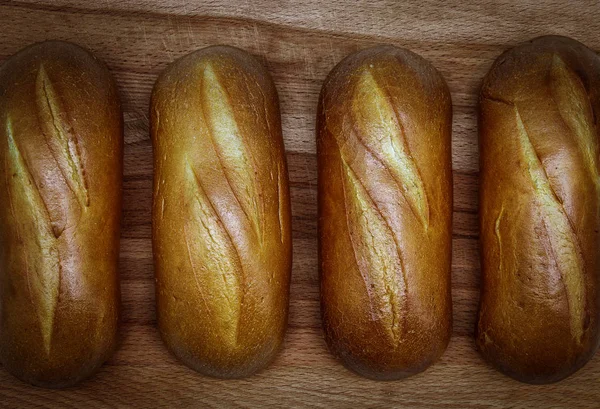 Pada Papan Kayu Menggambarkan Roti Putih Segar Dengan Kerak Emas — Stok Foto