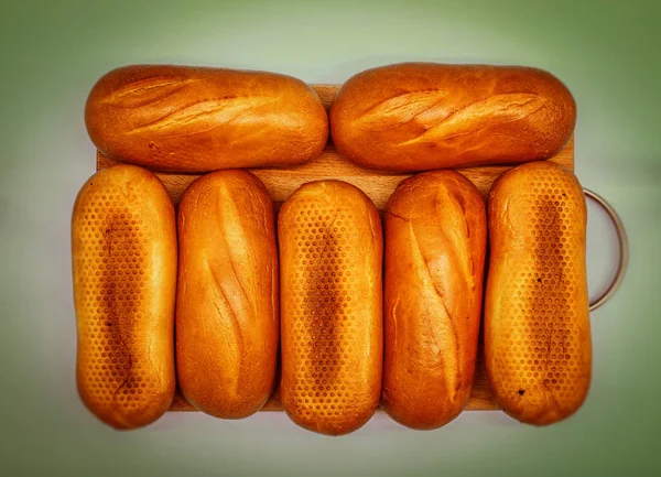 Zeven Verse Zachte Broodjes Met Een Gouden Korst Liggen Een — Stockfoto