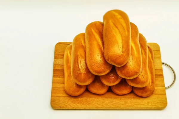 Tahta Bir Tahtanın Üzerinde Küçük Boyutta Taze Beyaz Bir Ekmek — Stok fotoğraf
